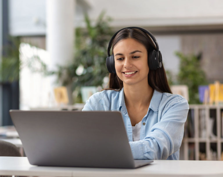 Frau am Computer, lernen